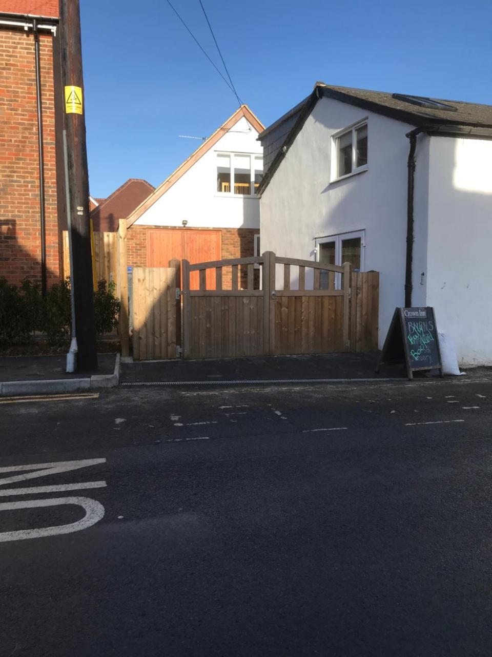Studio Above Worlds End Microbrewery And Behind The Crown Inn Pewsey 外观 照片